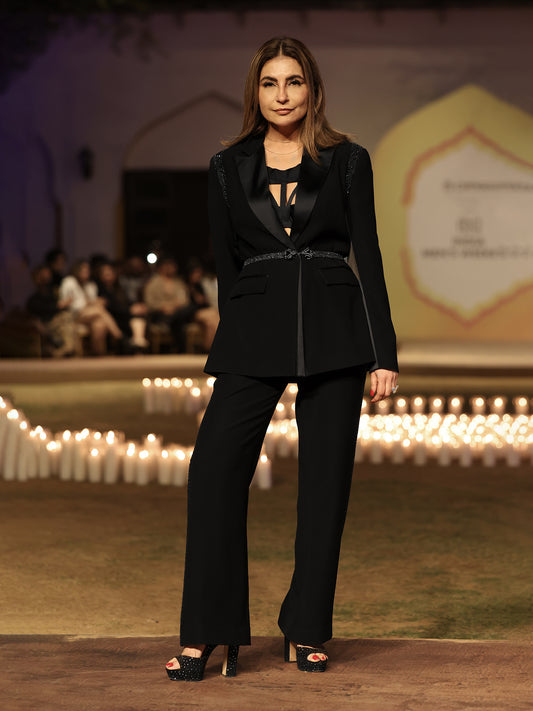 A Sharp Tailored With Metallic Embroidery Jacket